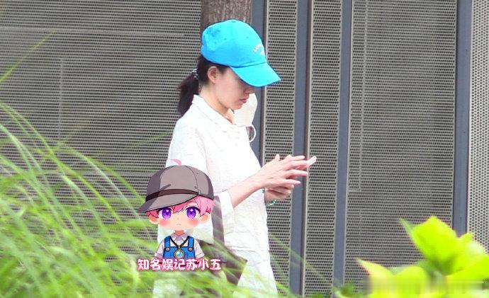 王丽坤近照 媒体拍到王丽坤现身聚餐，头戴蓝色棒球帽搭配宽松休闲衬衫，纤细身材让衣