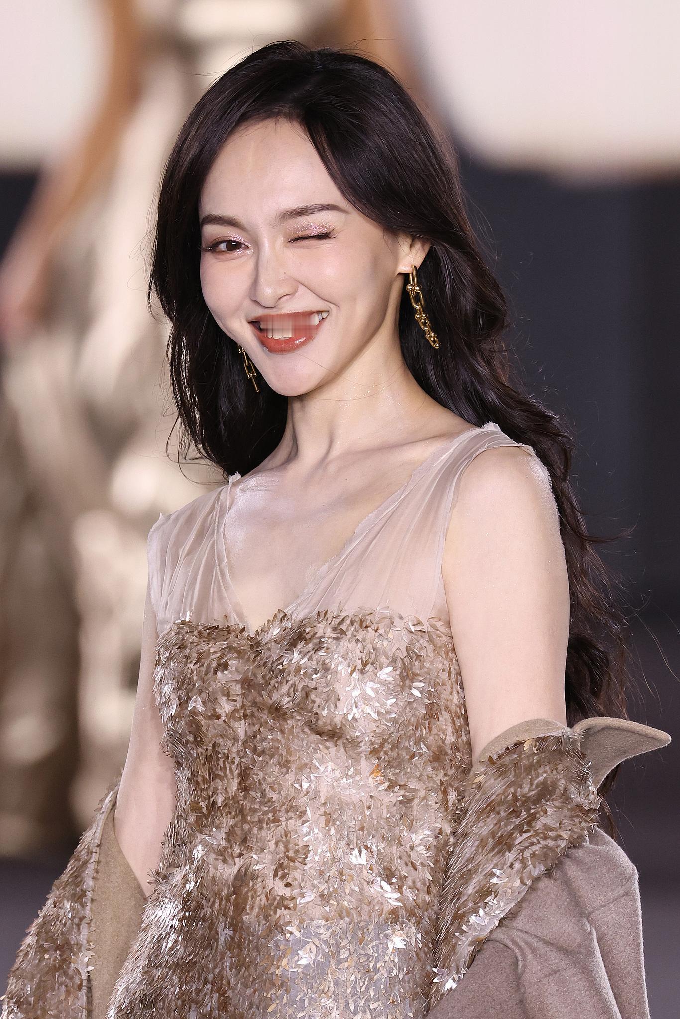 #唐嫣走秀wink##唐嫣走秀# 糖糖公主！ ​​​