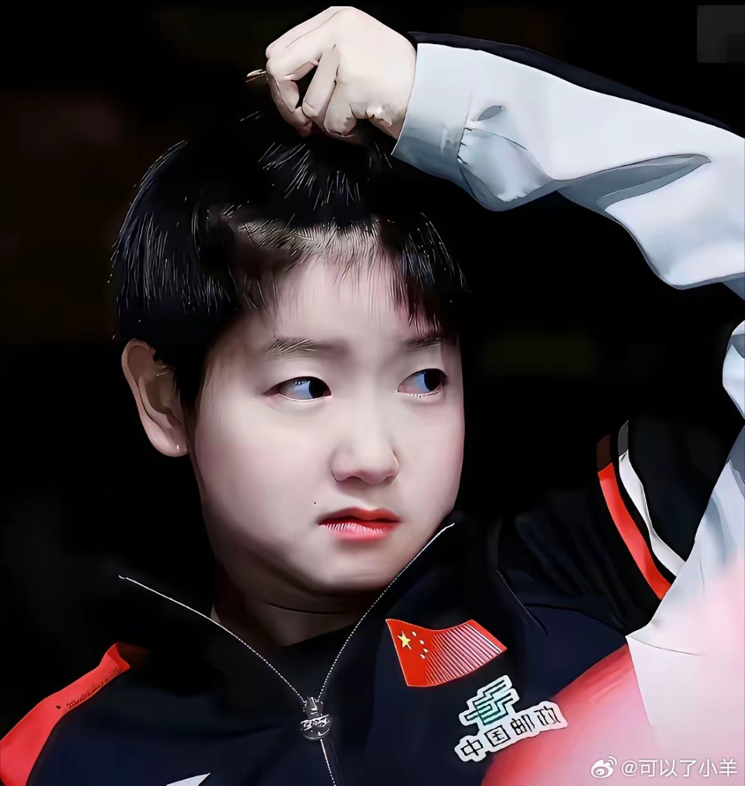 孙颖莎可爱到蓬出屏幕网友直呼冠军采访变“大公鸡莎莎”！这爱意都快溢出屏幕啦！莎莎