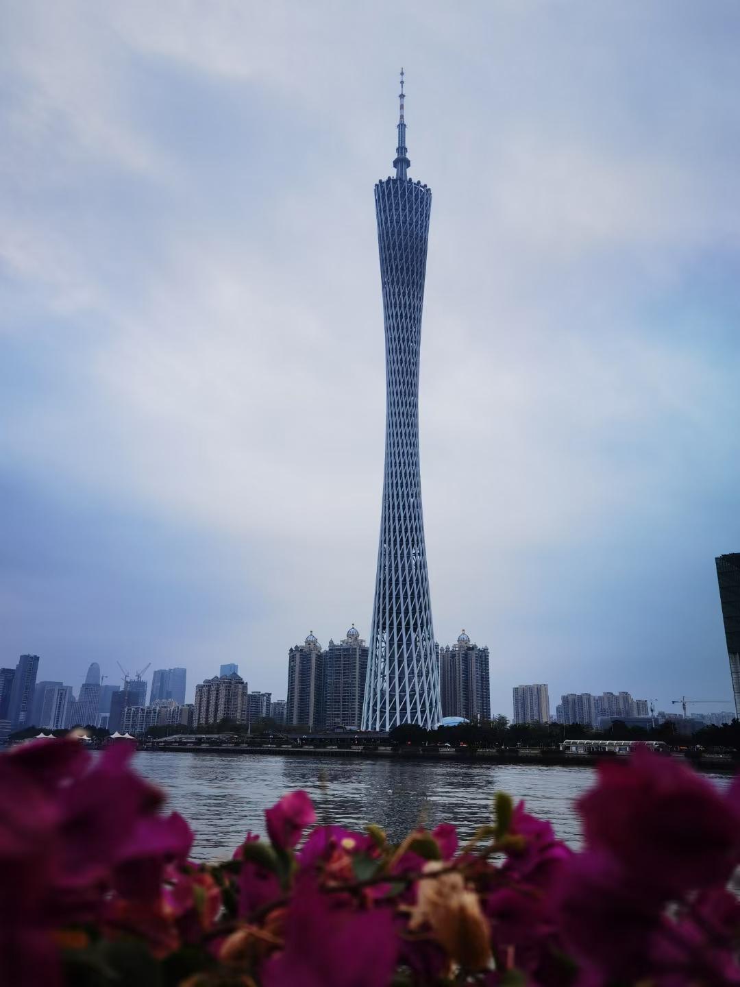 白天傍晚和晚上不同时刻的广州塔小蛮腰。还是晚上漂亮啊。广州塔拍照点 广州塔拍照点