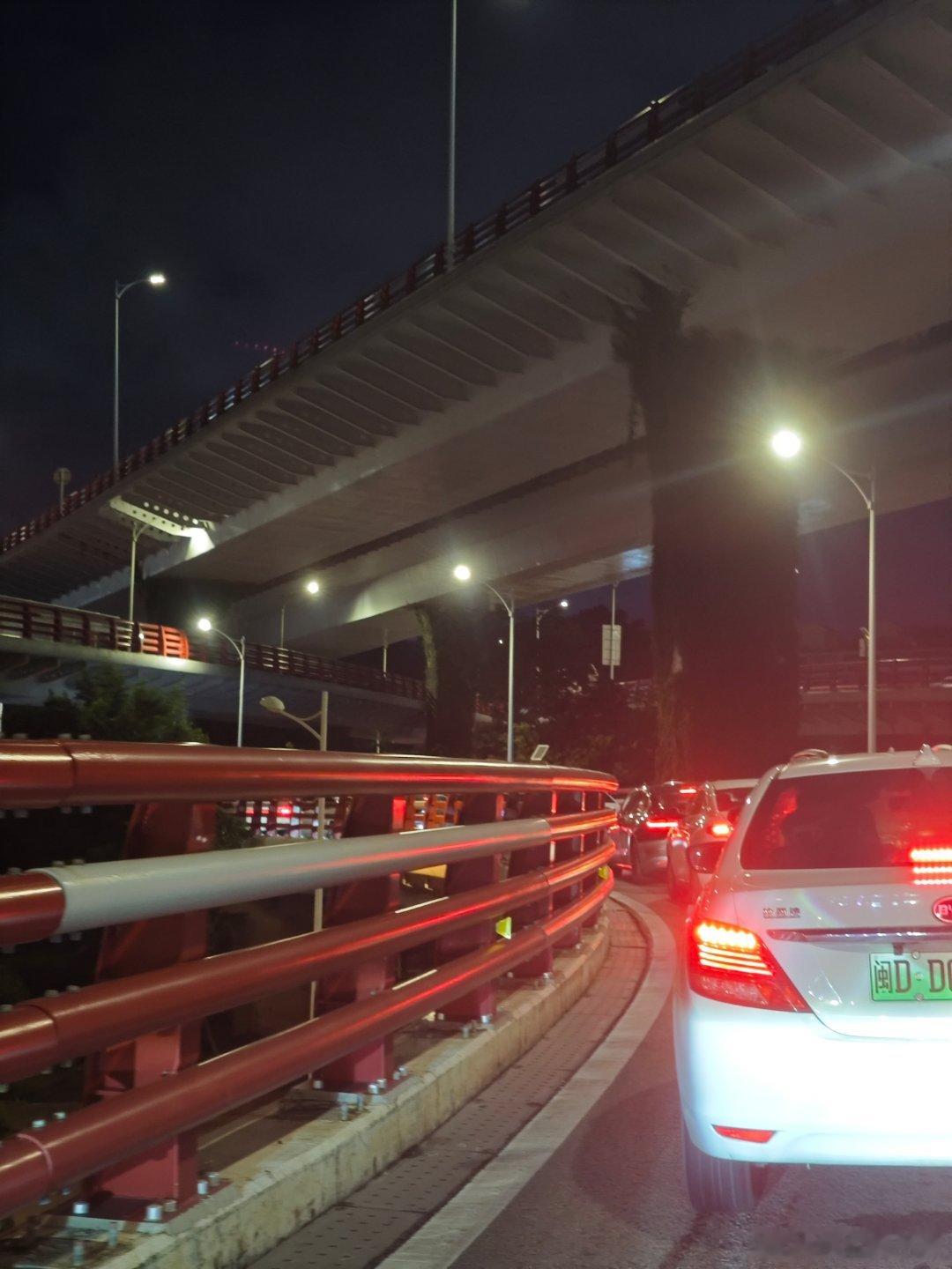 显示几分钟的路程已经开了半个小时[泪][泪]大家都急着出岛[二哈]各种加塞还不打