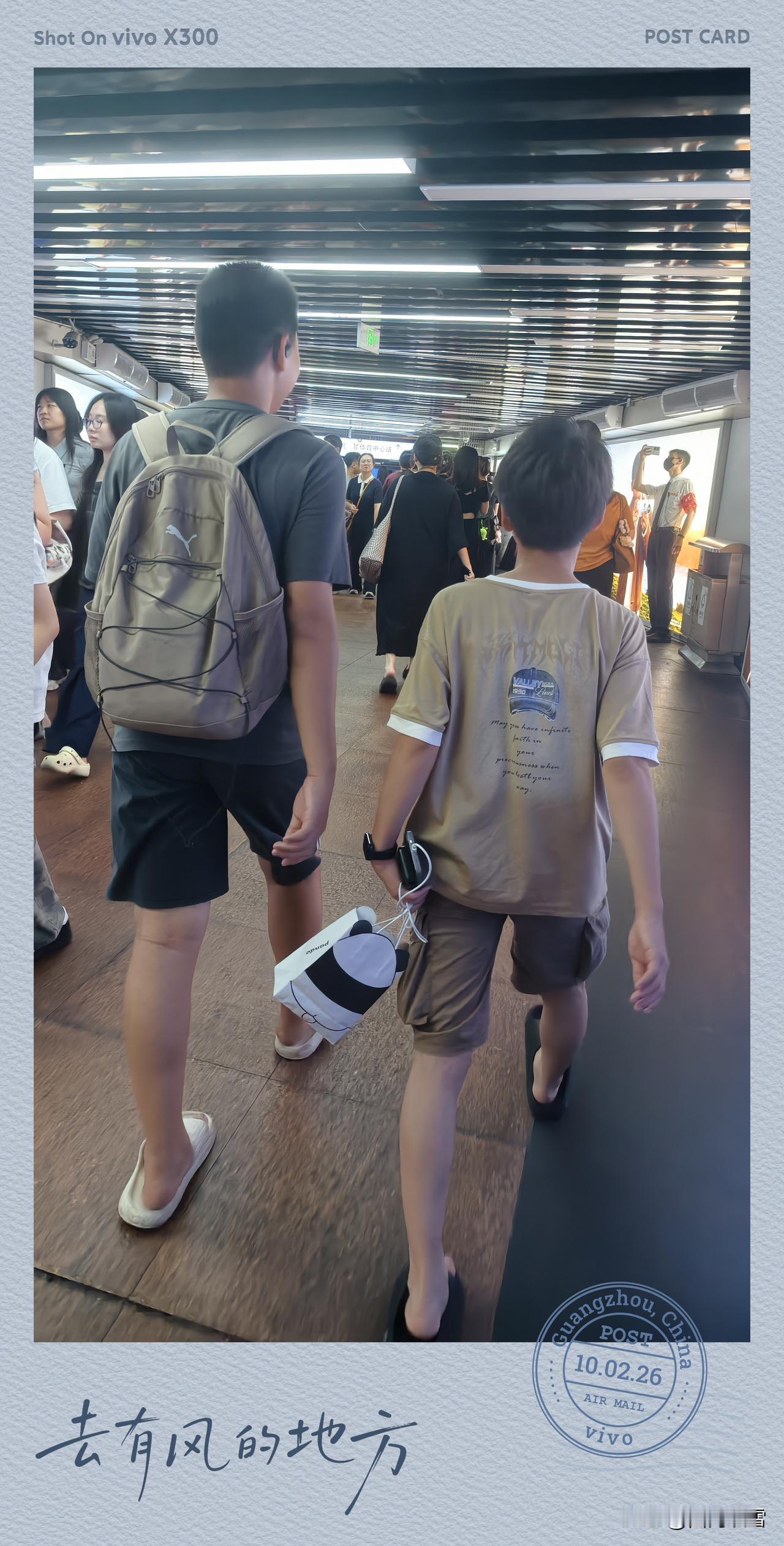 国庆节天河体育中心这边人真多
下午挤着经过的时候，整条外围的街道都飘着小红旗，风
