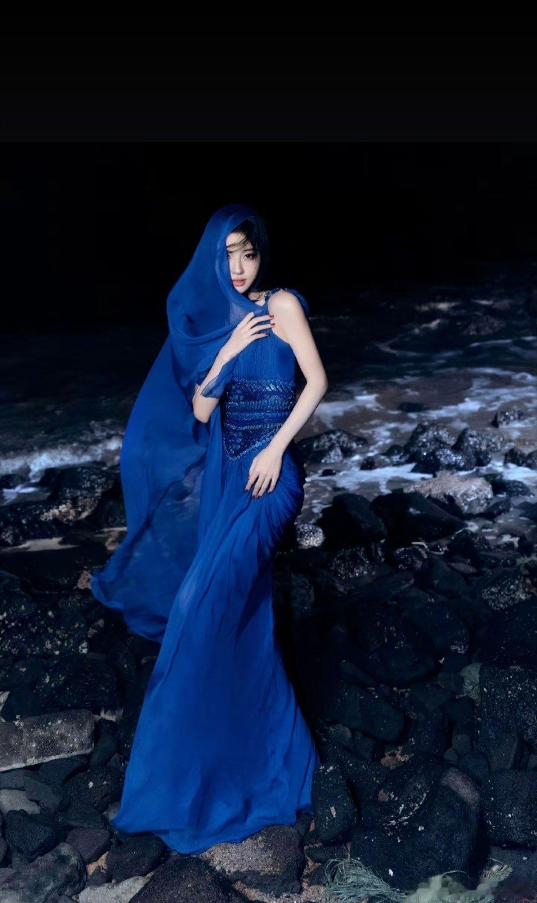 同样都是蓝色妖姬造型，跟虞书欣迪丽热巴相比，鞠婧祎应该是最令人惊艳的吧