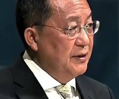 朝鲜的代表李荣浩在联合国大会上站起来说话，第一句话就问日本这个二战战败国凭什么想