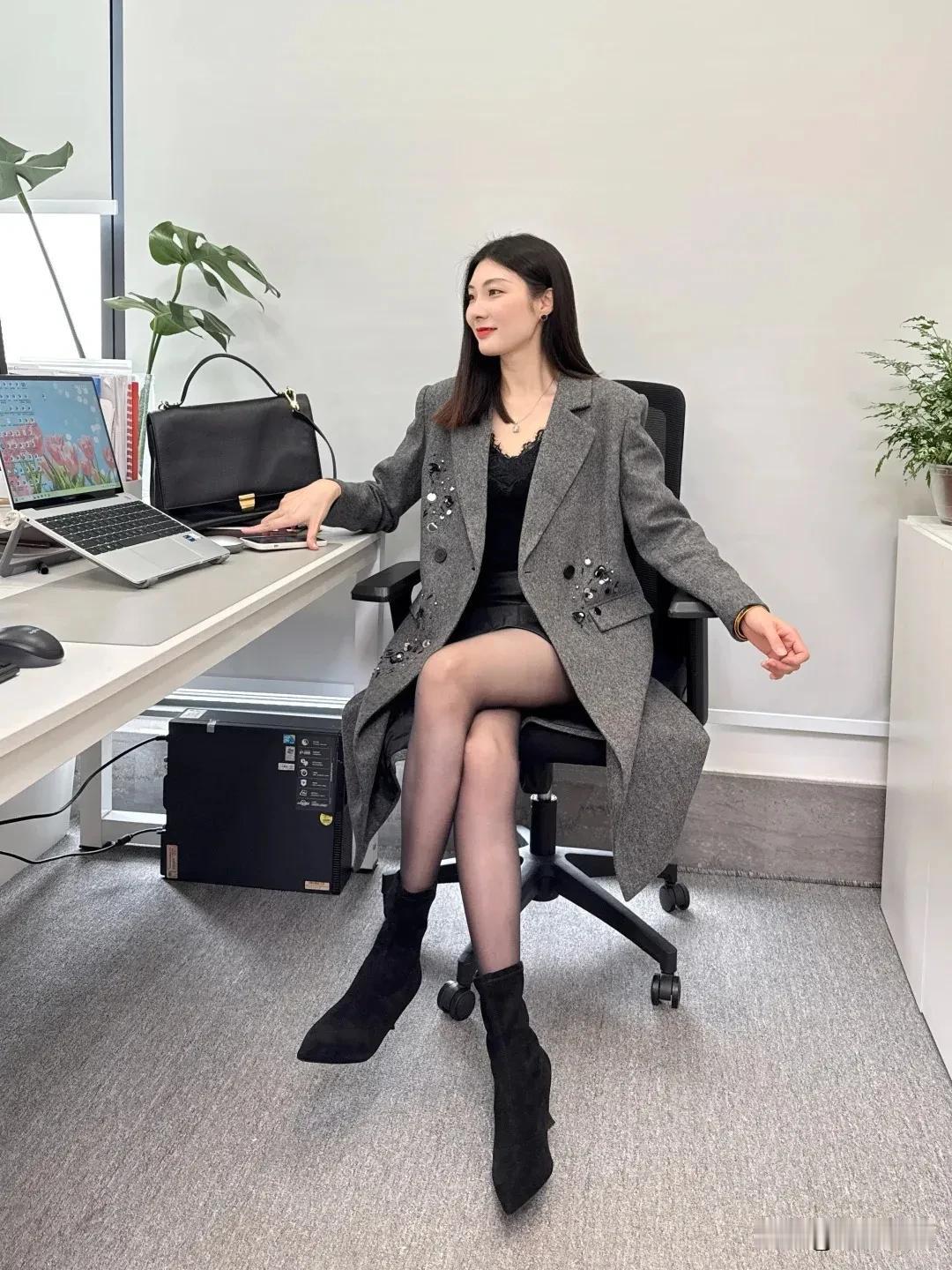 上班时间想着远方[/偷笑][/偷笑][/偷笑]
来山西去哪里玩呢？