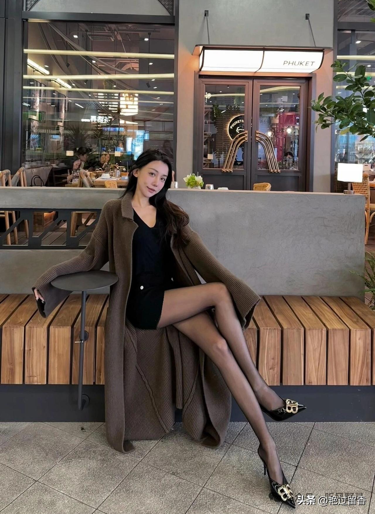 优雅咖啡馆穿搭，复古风外套搭配黑色连衣裙，尽显时尚魅力！如何才能穿搭出美感又能彰