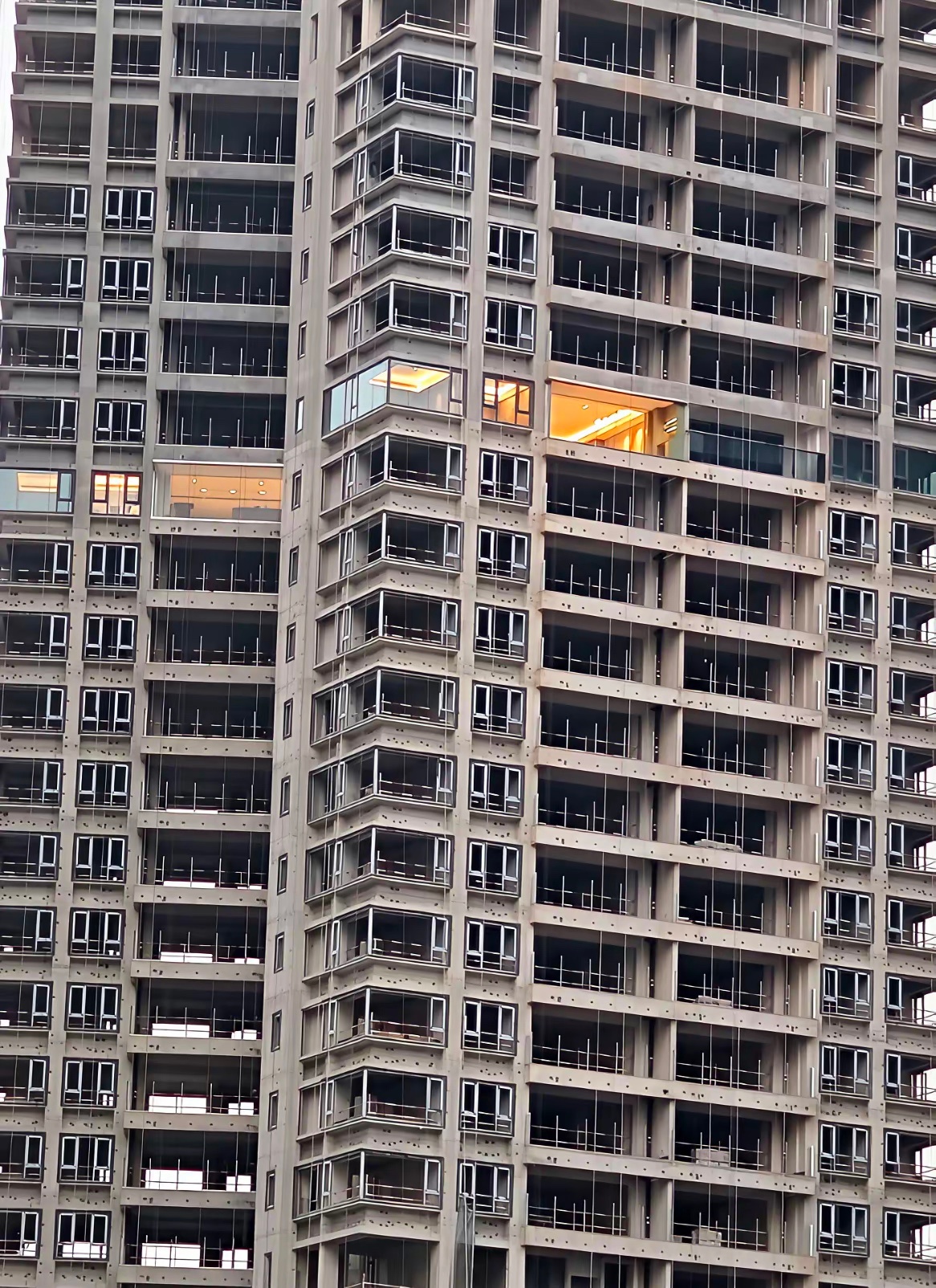 其实蛮不理解这样住进去的意义是什么，是在赌气吗？危险就不说了，也没有电梯，除了赌