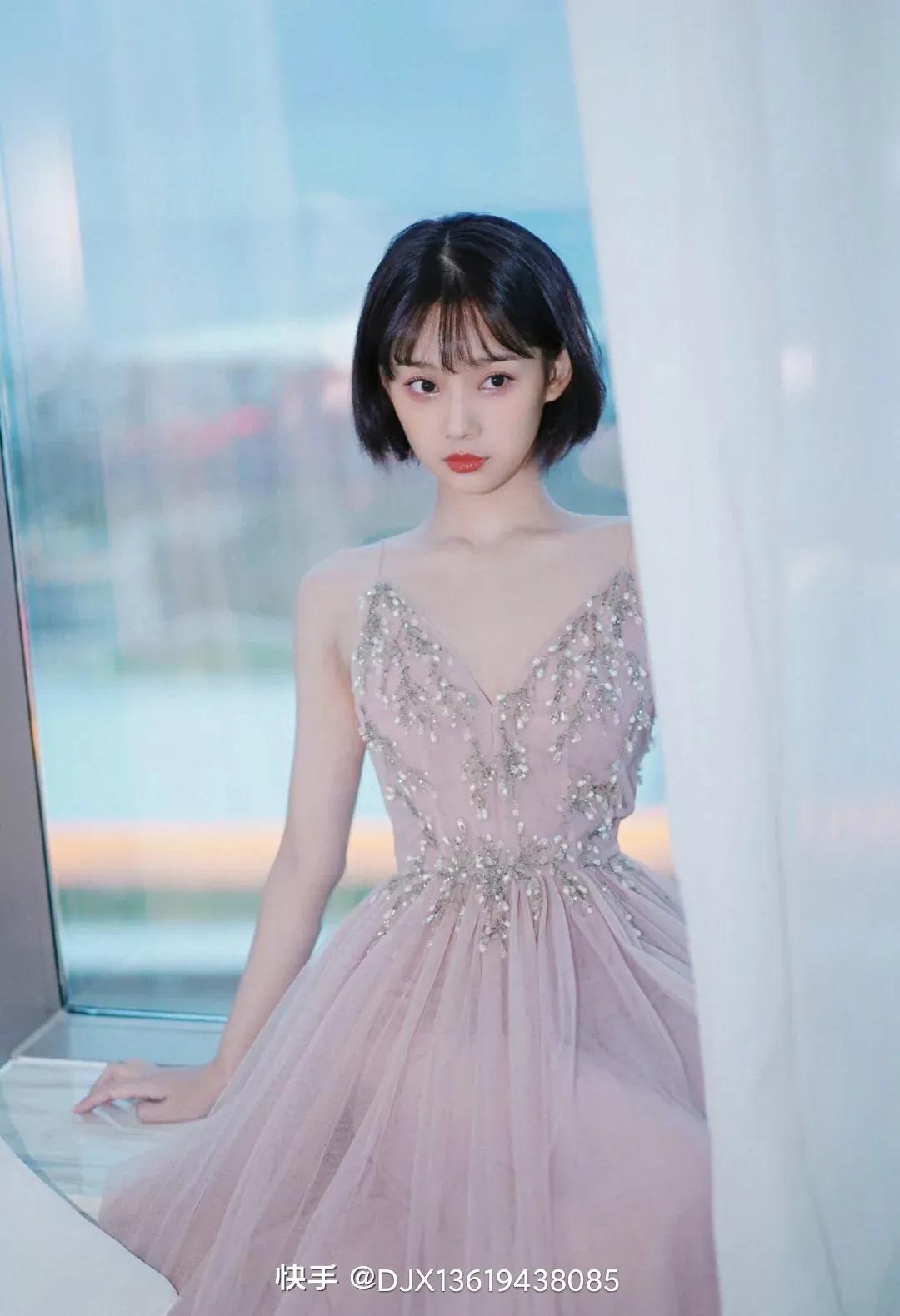 美女写真，鲁照华浅紫色礼裙，很惊艳 ！
#鲁照华##鲁照华以爱为营# @鲁照华