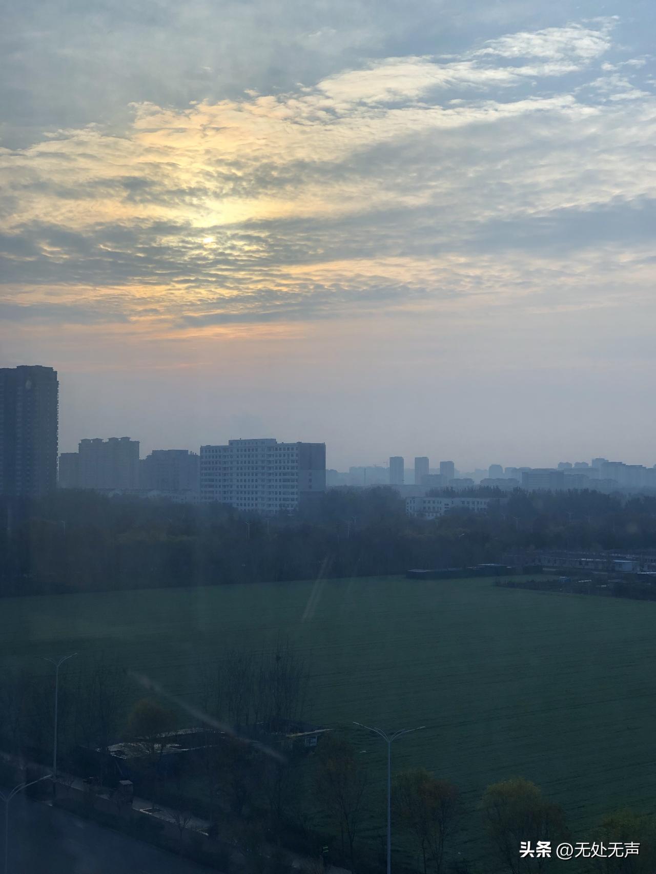 世界上最远的距离，
不是生与死，
而是我被窝里的体温和房间里的冷空气。
每次起床