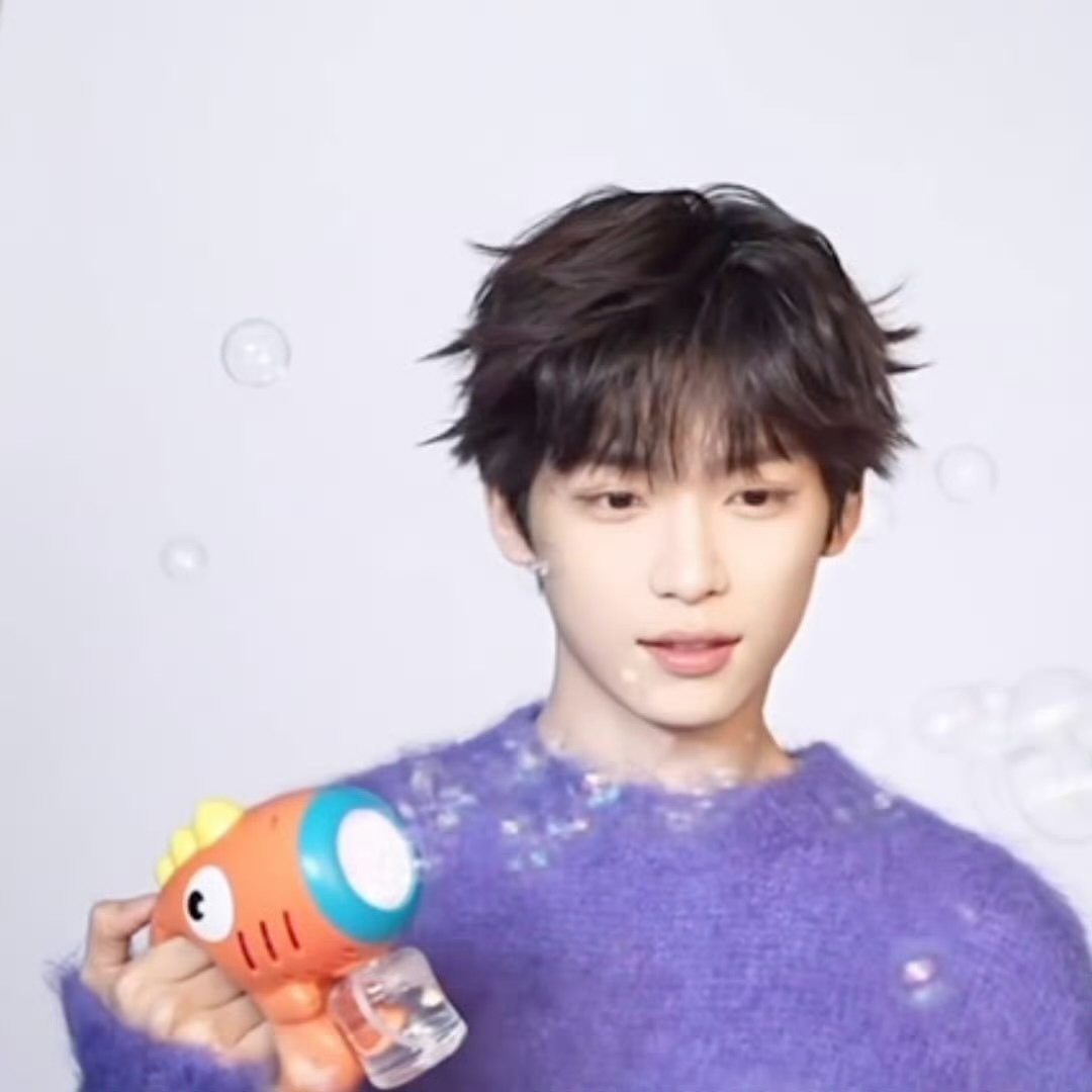 梓渝usmile拍摄花絮，好温柔啊，好适合紫色的小鱼，慵懒和少年氛围感，每一帧都