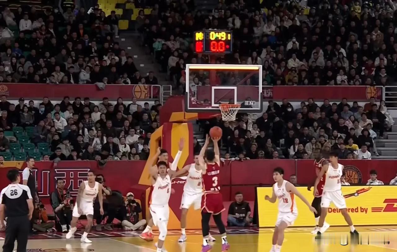 裁判出现误判！贾明儒投进的这颗球超时了，26号裁判举手示意得分有效。如图所示，贾