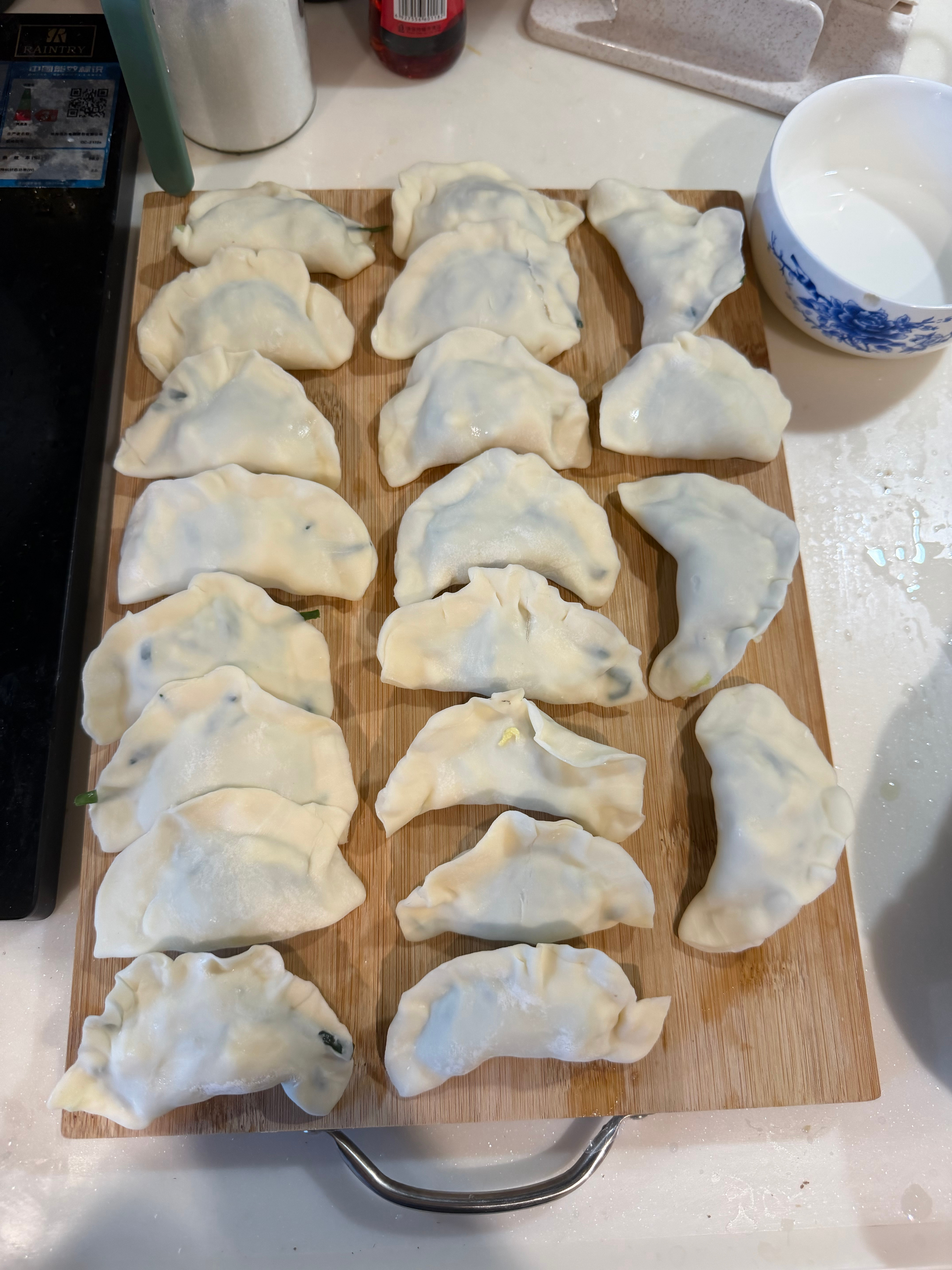 饺子大成功！！！第一次包所以包得很丑，只是把他们捏起来，但是没有煮破！馅儿咸度适