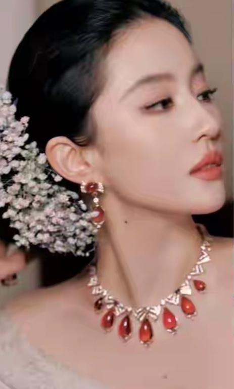 宝格丽又搞出大乌龙啦！本以为这次刘亦菲压轴，戴上价值超一亿的红碧玺项链，能成为全