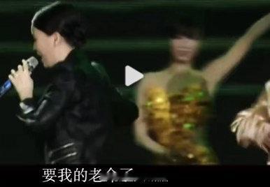 那英要了我的老命了 内娱没有第二个这么鲜活的歌手，演唱中途分心欣赏伴舞舞姿，直白