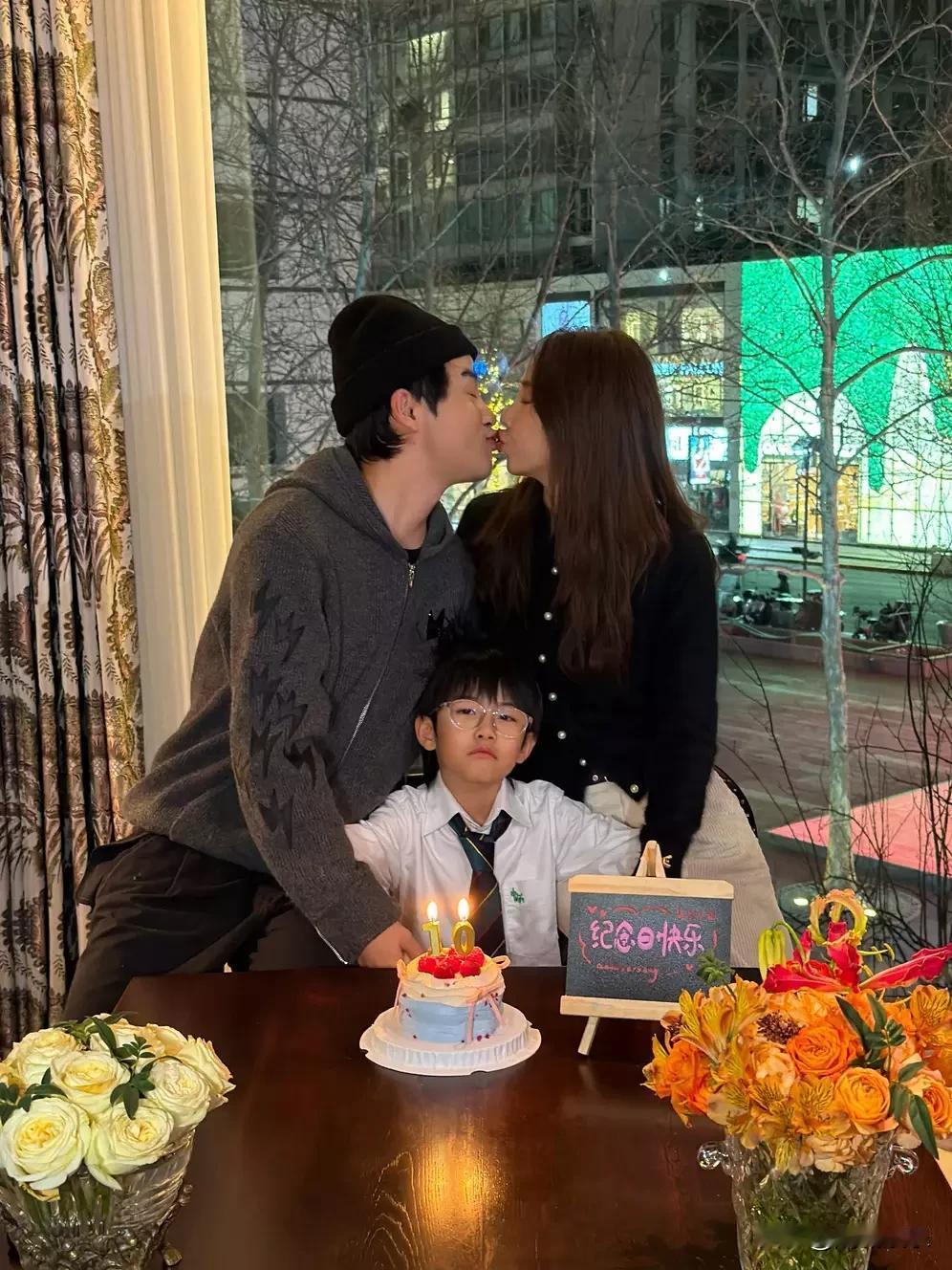 近日，演员李茂在社交平台晒出与弦子结婚十周年纪念照，引发网友热议。照片既有二人街