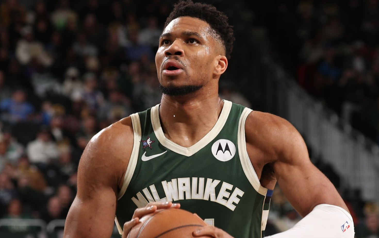 雄鹿队今天在主场101-122输给雷霆，字母哥赛后接受采访时说了很多：“我们打得