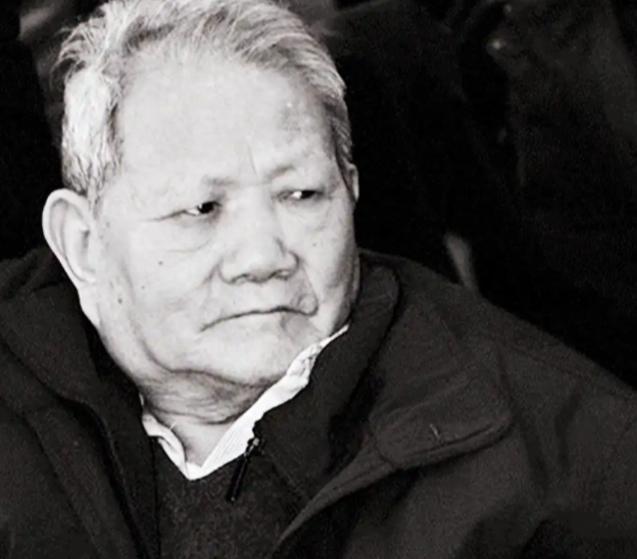 2009年，在毛主席身边任职15年的卫士长李银桥走到人生尽头，临终前，他紧紧握着