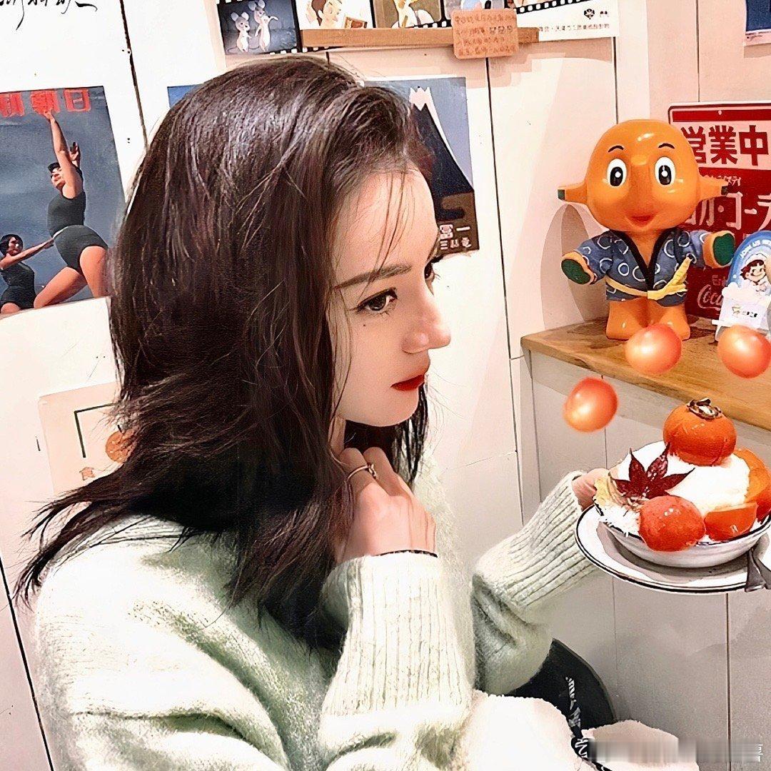 #迪丽热巴黑色丝绒吊带裙##迪丽热巴[超话]# 迪丽热巴是美貌第一生产力！仙女怎