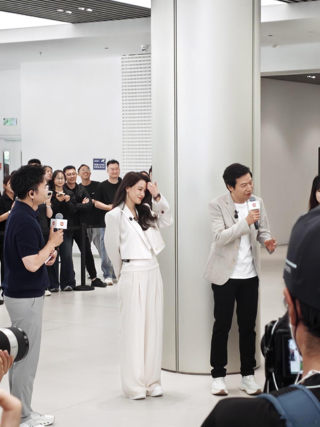 舒淇礼仪蹲舒淇主动蹲下与车主合影 活动现场细节见修养，合影时特意俯身下蹲、侧身礼