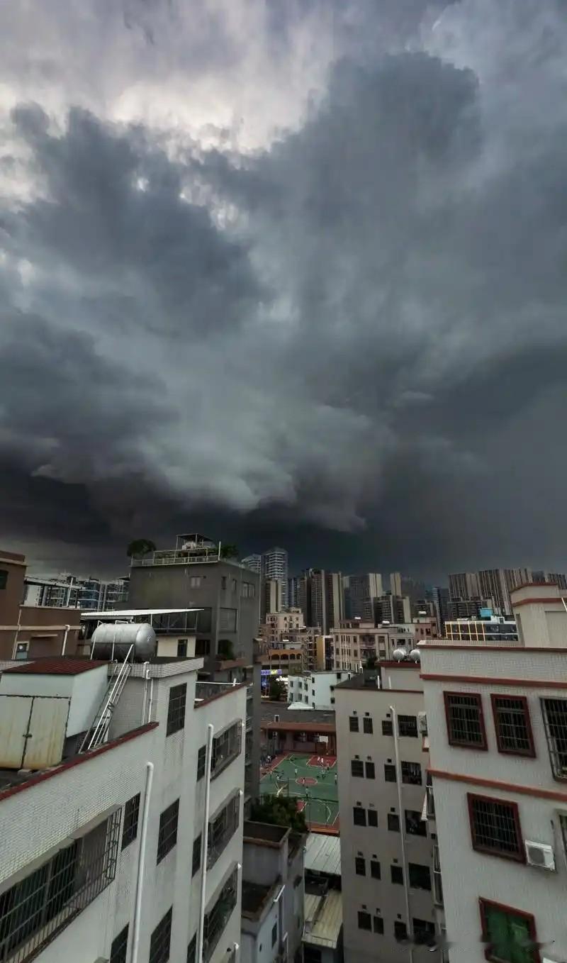 怪事！强度平平的台风美莎克，为何把广西砸出破纪录暴雨？
 
单日最高雨量671.