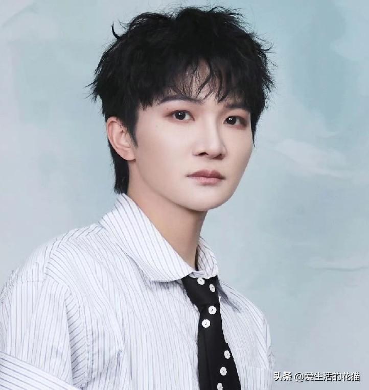 谁说足球场只能属于球迷？当周深站上揭幕战的舞台，这事儿就不一样了。

足球联赛请