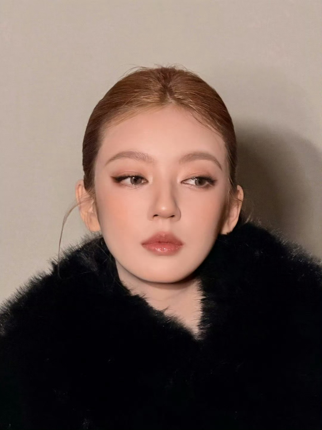 何瑞贤上海路透妆造好绝，姐姐美丽冻人，明艳又热辣好豪华的的一张脸！！