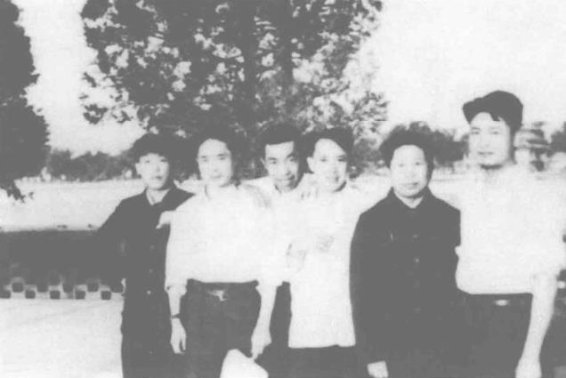 1952年，中南海政治秘书室同志留影。左起:彭达彰、何均、陈友群、田家英、陈昭、