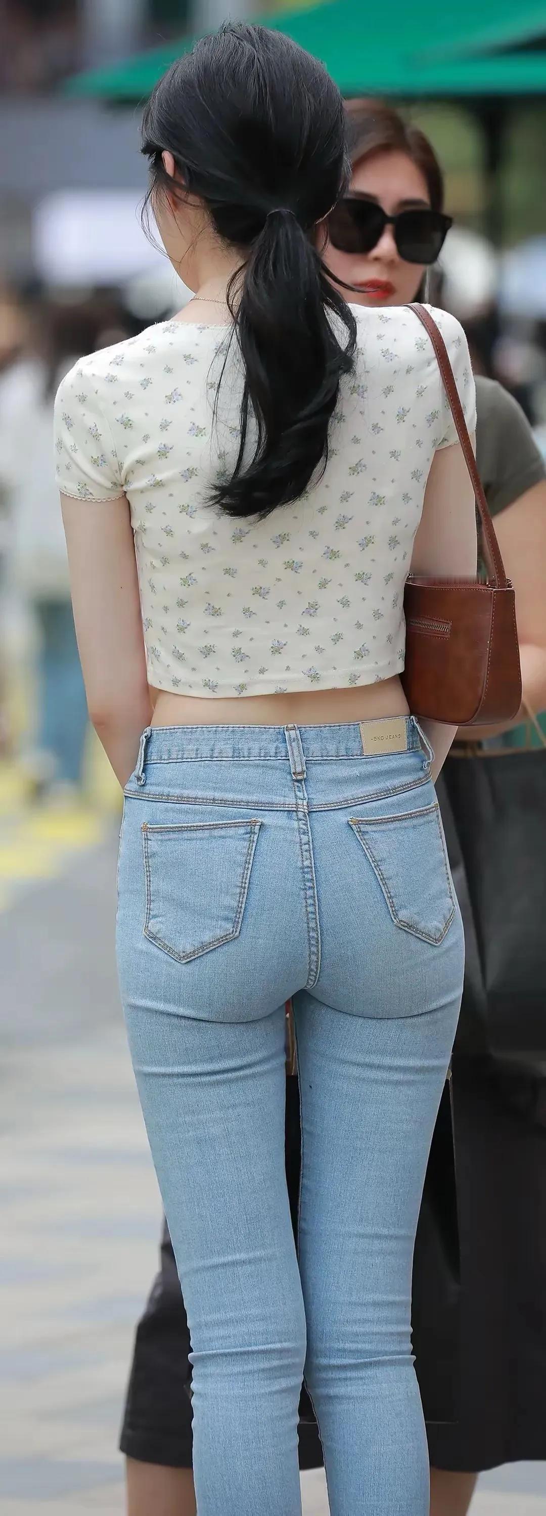 清秀的牛仔裤女孩，时尚街拍