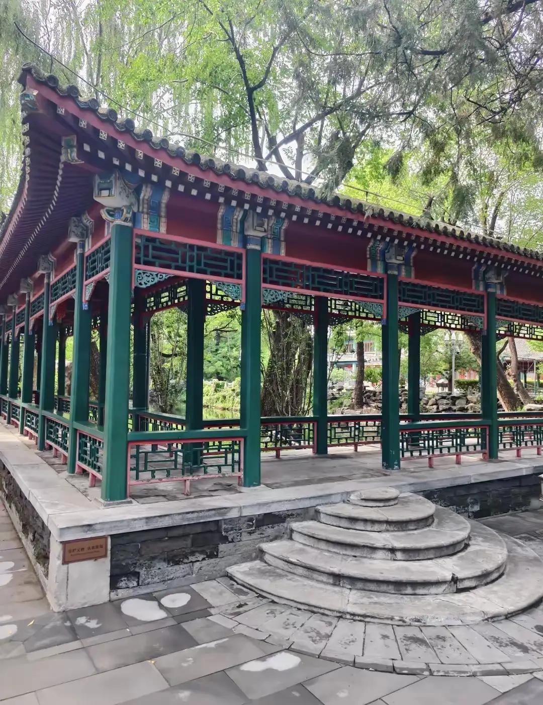 这种廊亭没什么意义，因为要做回廊它又不够长，回廊是从大门直到里面的房子。
这种廊