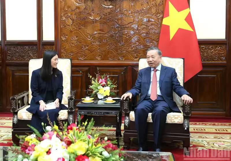 有点过分了！美国新任驻越南大使詹妮弗·威克斯穿着一身黑色衣服拜会苏林。

越通社