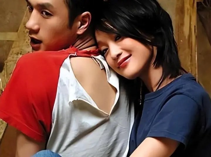 周迅的绯闻男友黄觉，与徐静蕾恋爱5年，宣称不婚主义，却闪婚小14岁娇妻，生了一儿