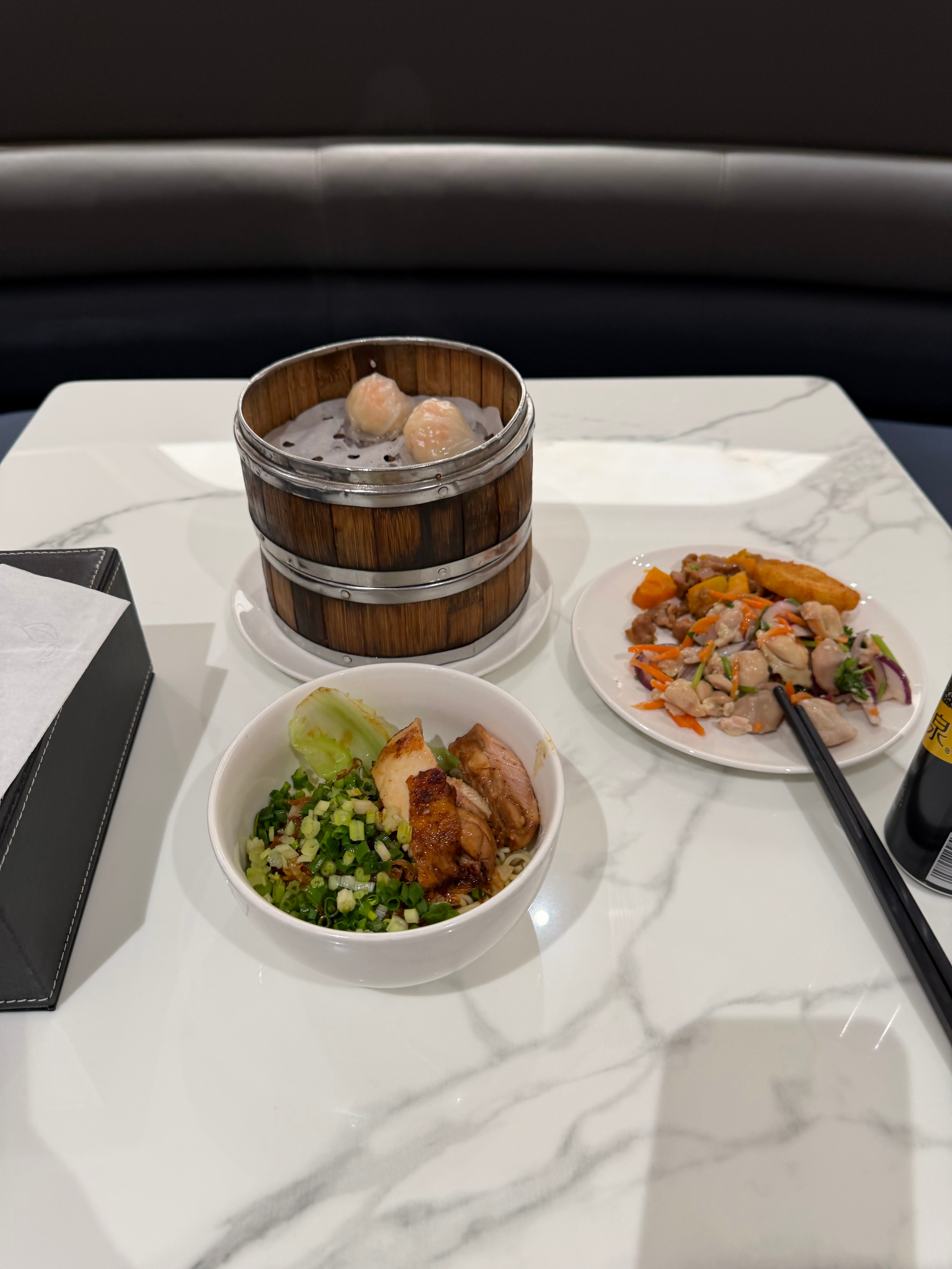 刚到机场，休息室里有虾饺[坏笑]登机口还就在楼下，舒服～  ​​​