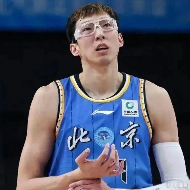 萨林杰和拉科要是不整点弧顶位的空间花活，那今天算是扑怀里出不来了。CBA北京男篮