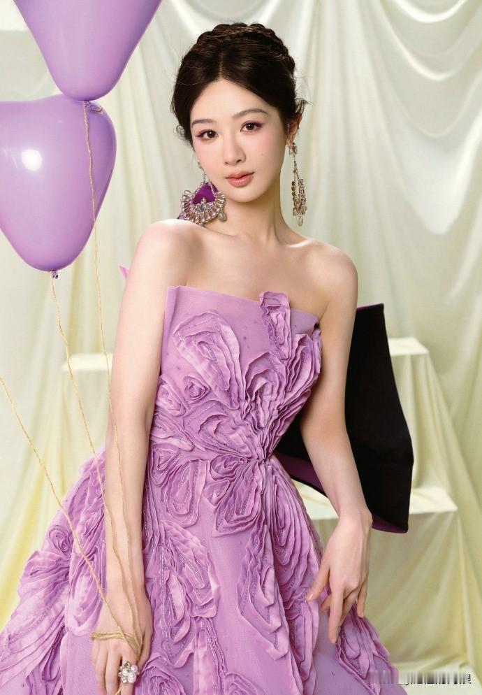 杨紫生日写真，一袭紫色露肩裙，温婉大气，大家看看怎么样？