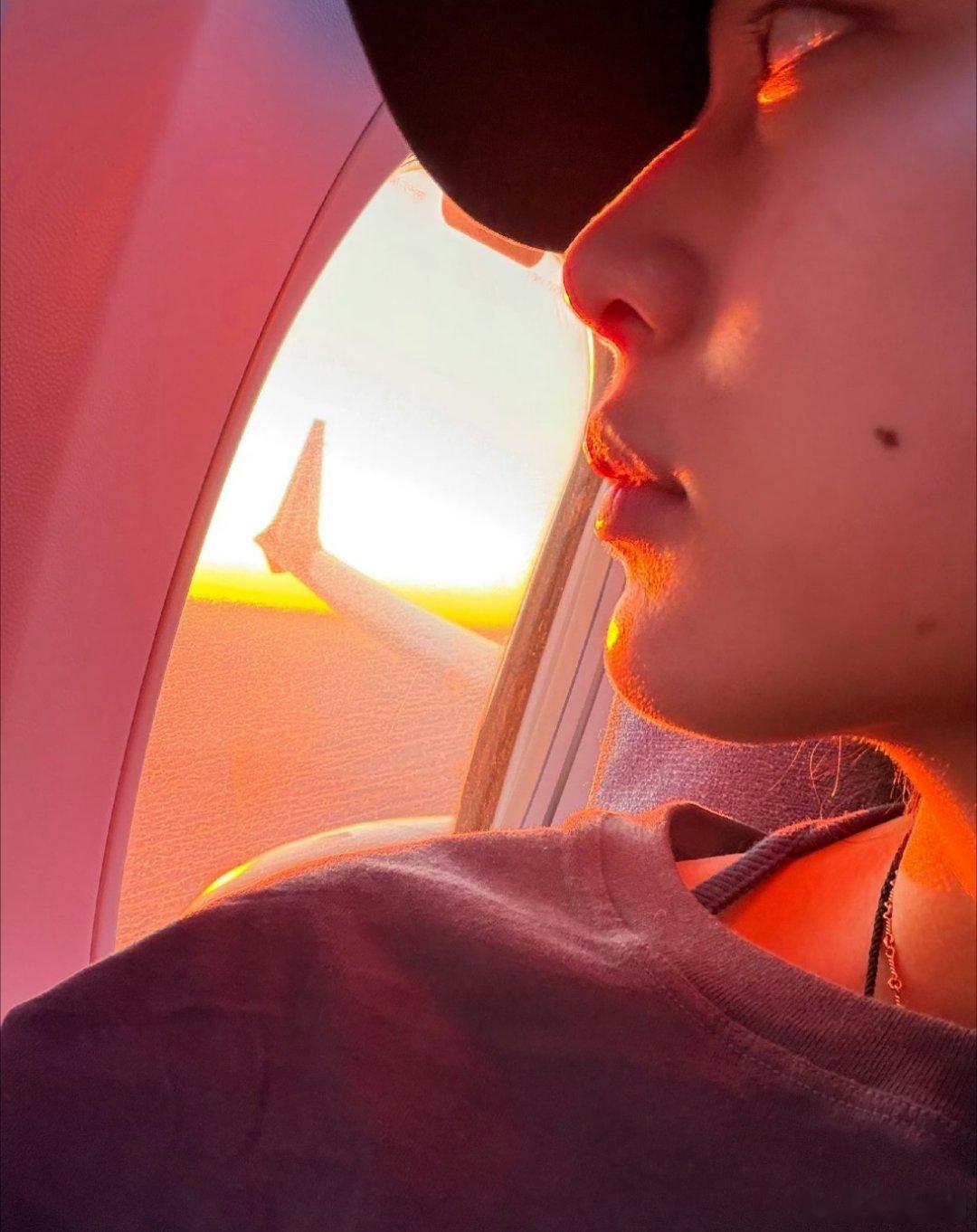 孙千的拍照小技巧get！亲测“手插兜”姿势真的很出片，松弛感直接拉满，酷飒又随性