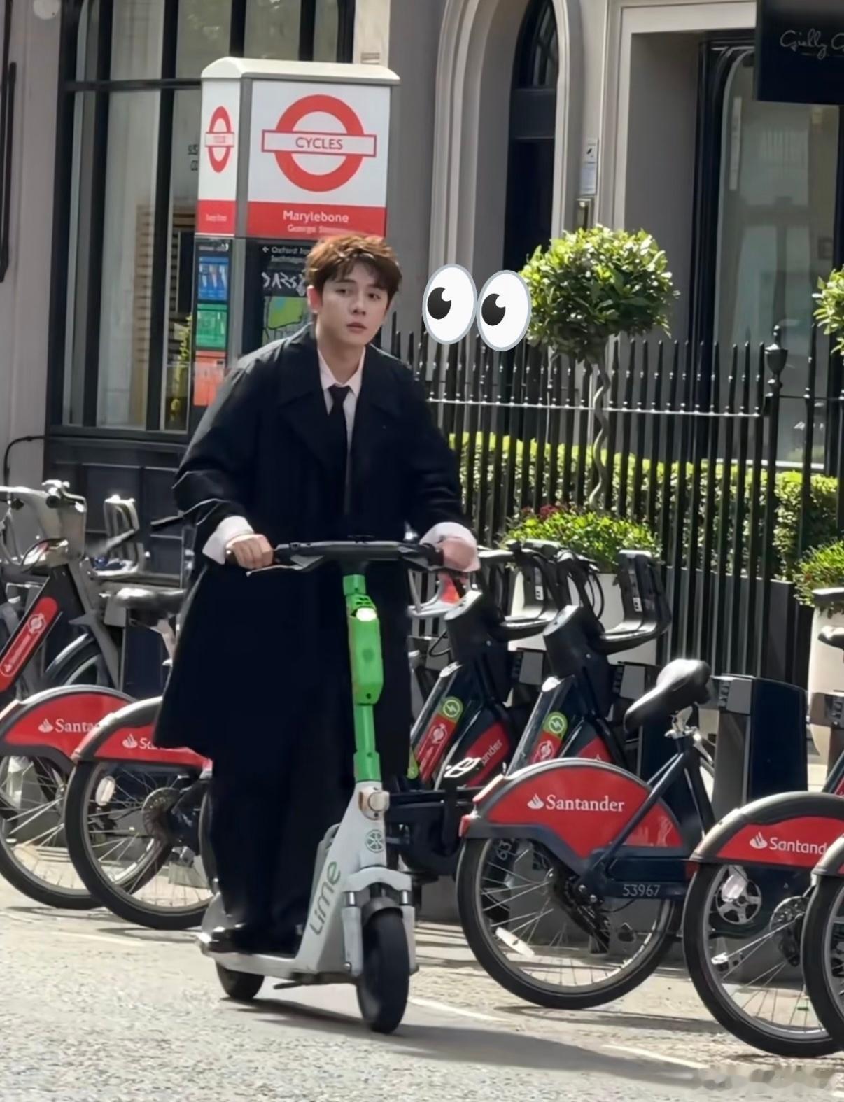 李佳琦互联网全透明李佳琦欧洲路人视角 李佳琦自己都感慨国外还有人认识他，街头赶路