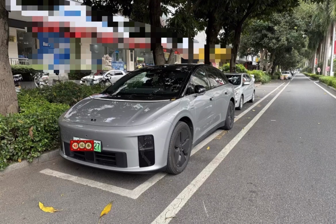 【玉林新能源汽车停一环东某宾馆对面被撞】近日，网友爆料称：玉林市一辆新能源汽车停