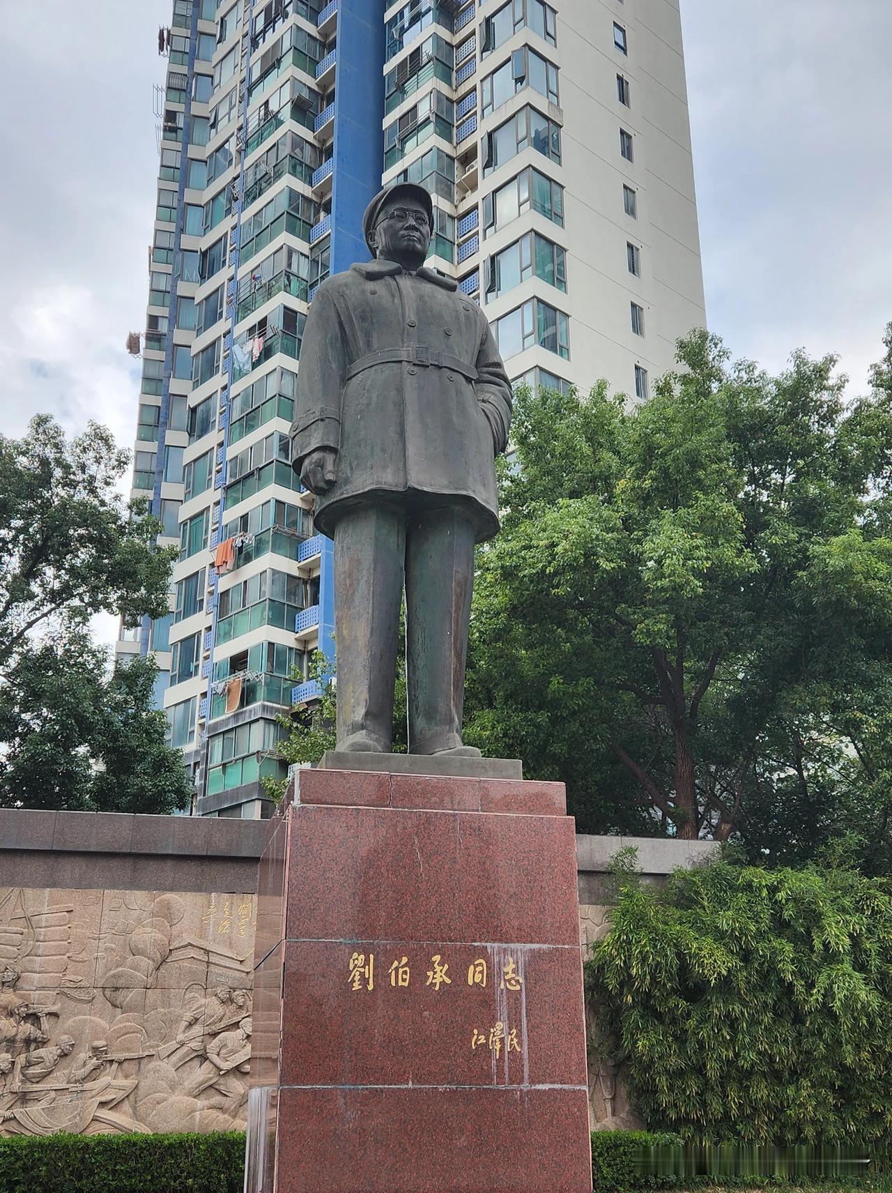 在建宁路发现了刘伯承元帅的塑像
塑像就在大桥南路胜利广场。刘伯承元帅是个传奇人物