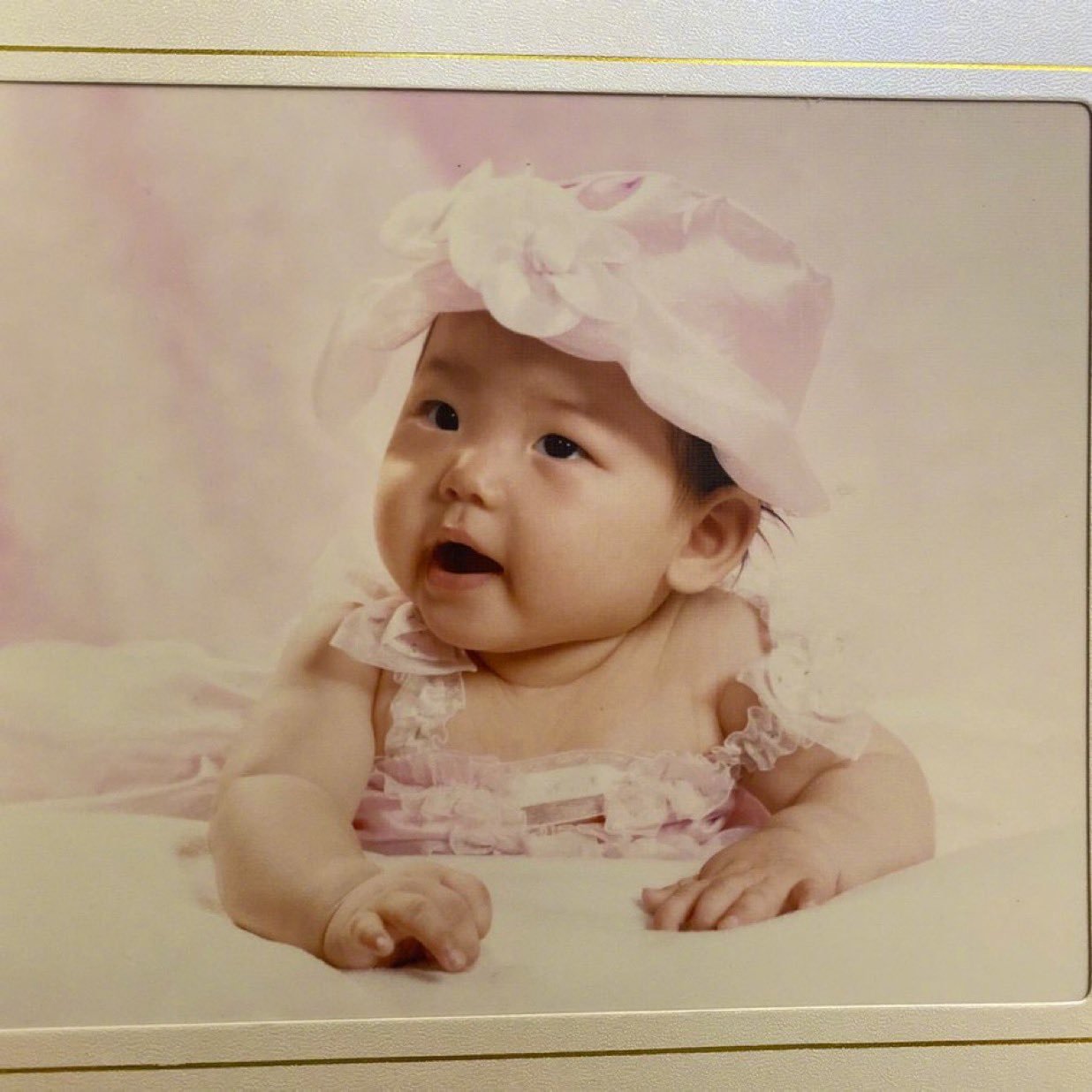 【Twi】愚人节把头像换成童年照的aespa KARINA，ㅋㅋㅋ大亲特亲好可爱