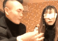 这种事情都做得出来，这样的男人，确实是该敲一敲脑袋了。