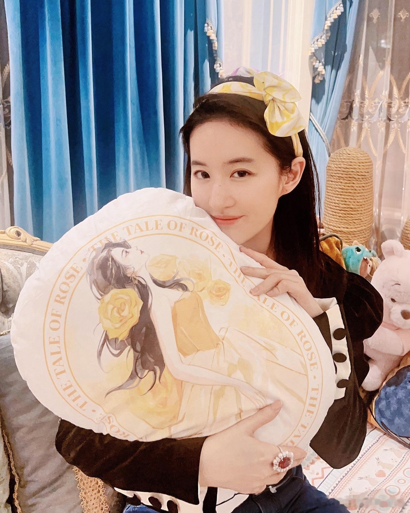 【#刘亦菲#[黄玫瑰]Instagram】IG更新：so happy to re