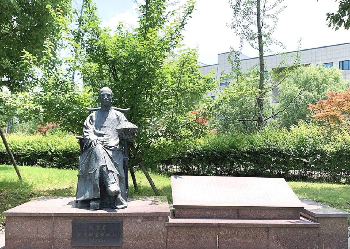 晚清红顶商人胡雪岩被慈禧抄家前，知道大祸临头。深夜，他命令管家：“把12个小妾从