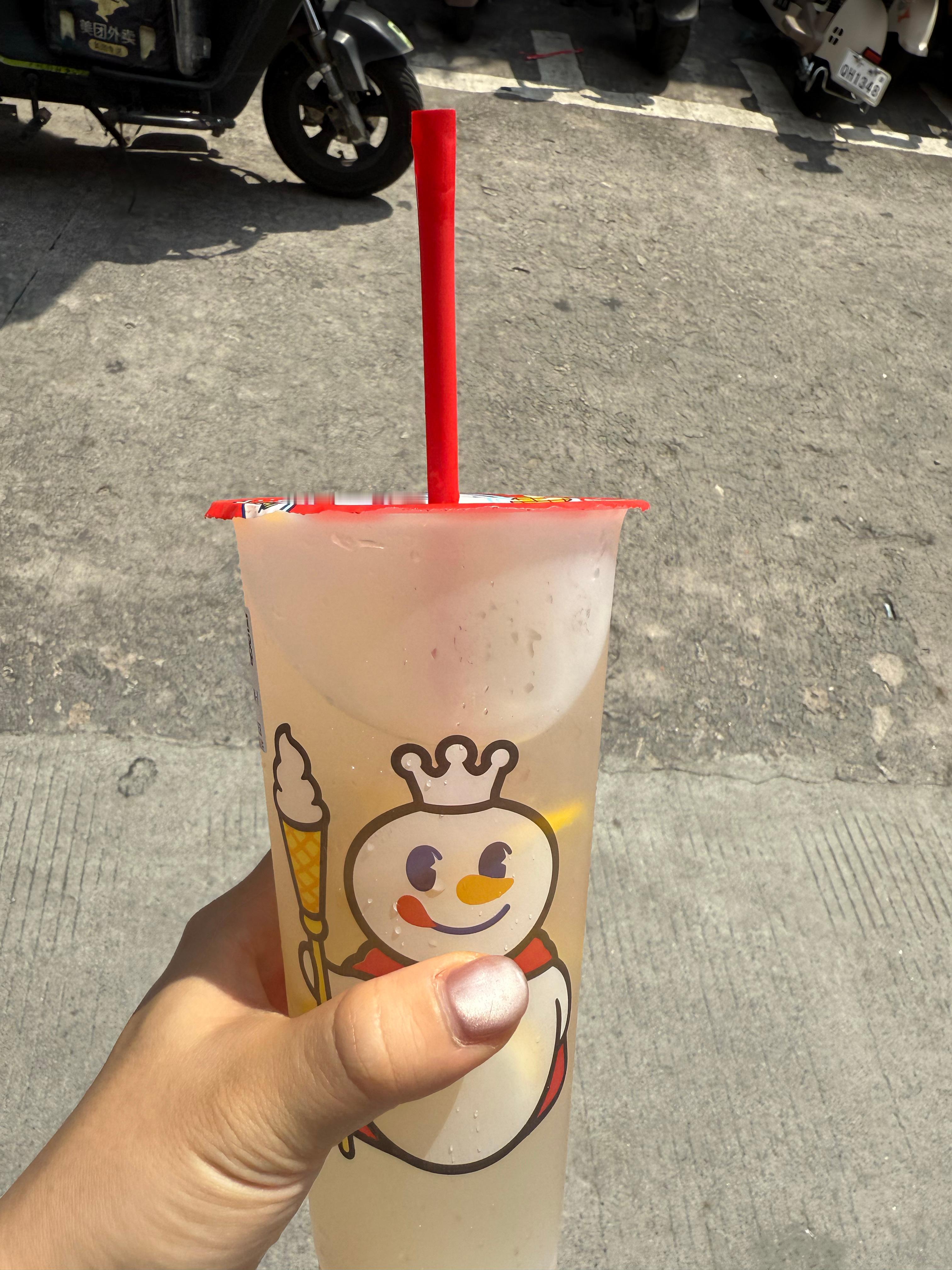 蜜雪冰城的柠檬水 是林替代的 ​​​