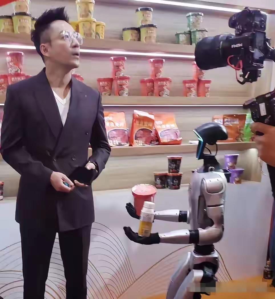 小菲的直播间，也开始上高科技了，机器人都在身边直播了，厉害了，真的是太棒了。到底