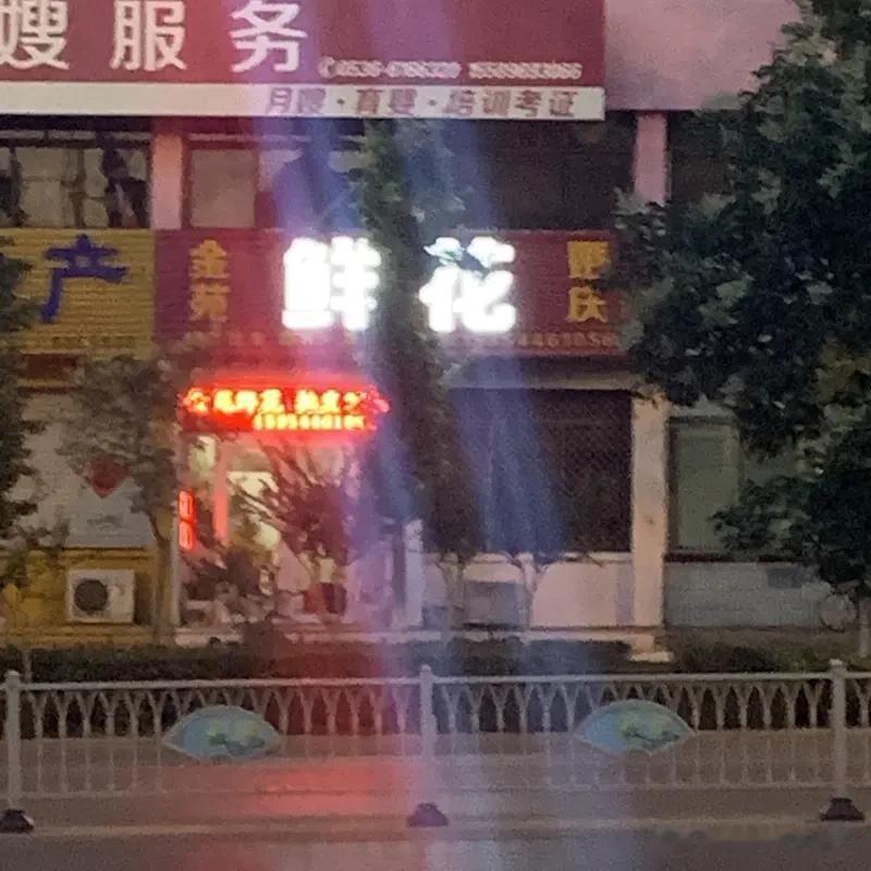 为什么现在的小品没人看现在的小品失去吸引力，核心是脱离生活：要么为抖包袱强行堆砌