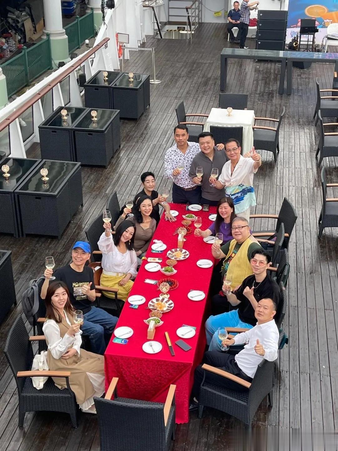 亚视停播9年！一众前艺人聚会吃大餐，勾肩搭背关系好
近日，杨玉梅在个人社交账号上