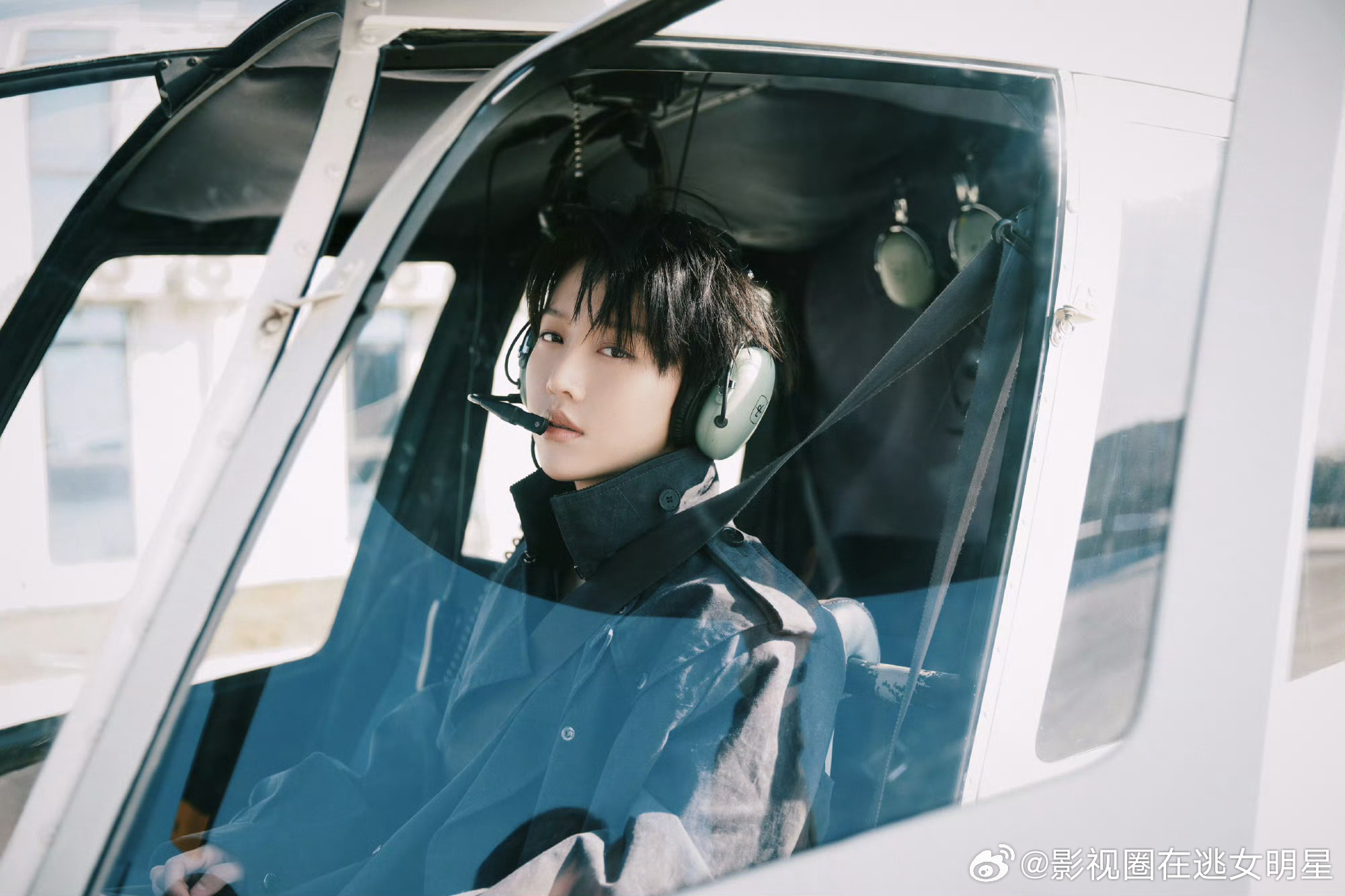 刘雨昕嘉人飞行员造型 现在连出发图都这么卷了吗！上道具，直接来了辆直升机[哇] 