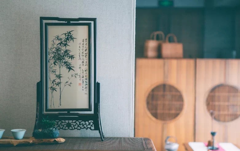 現代生活當中要學會低調，因為低調的人不容易被別人排擠和嫉妒。 