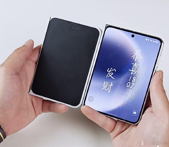 华为折叠屏对比iPhone折叠屏 华为的折叠屏技术创新都领先iPhone多少了，