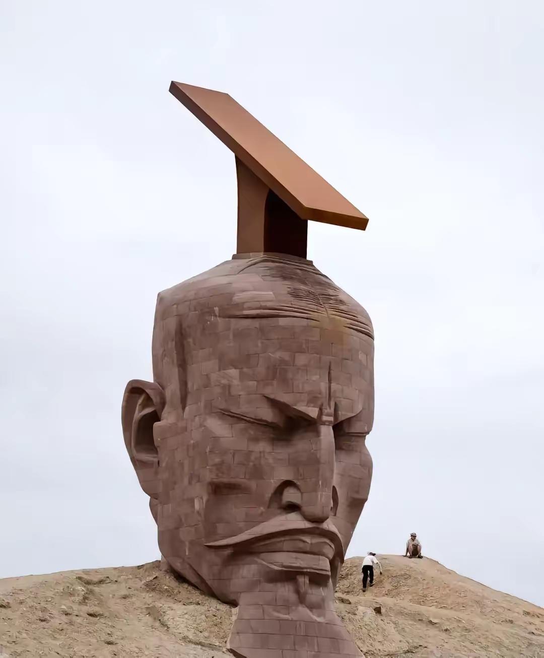 这是甘肃瓜州的一尊汉武帝雕塑，我就想问问设计者，居心何在？
图片来自网络